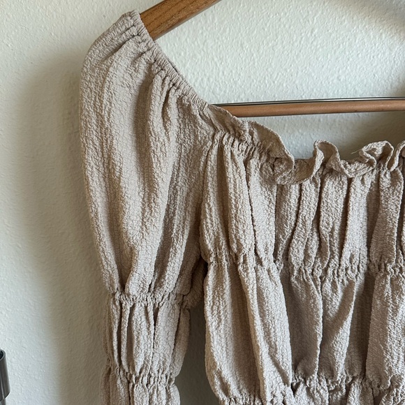 LINE AND DOT Cropped Top. Ruffles and Ruching with long sleeves. - Picture 4 of 11